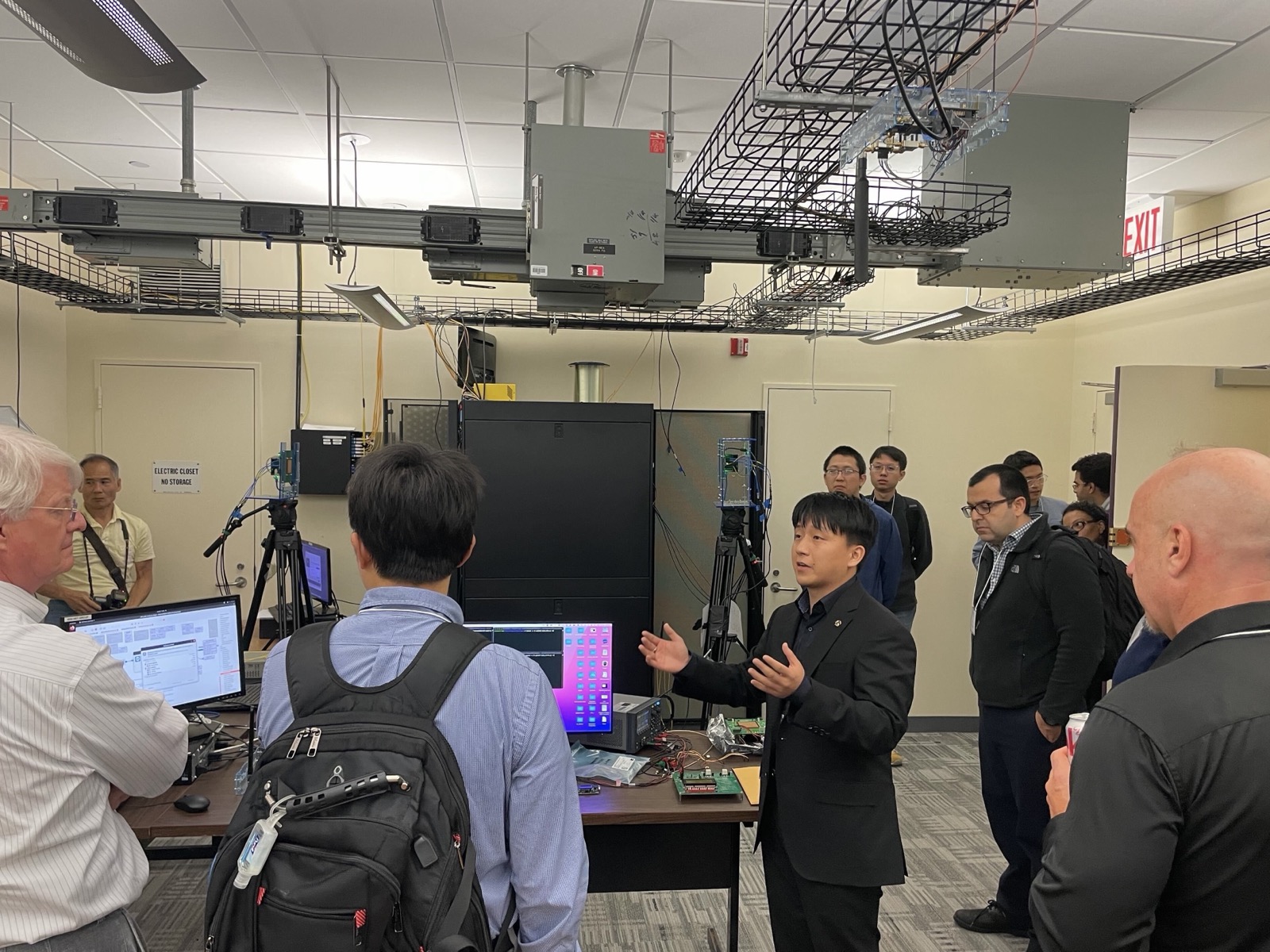 Zhenzhou presents the real-time PHY processing demo during the CUbiC Annual Review at Columbia University (June 2023)